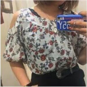 Max‎ Studio floral blouse open to the shoulder Size M